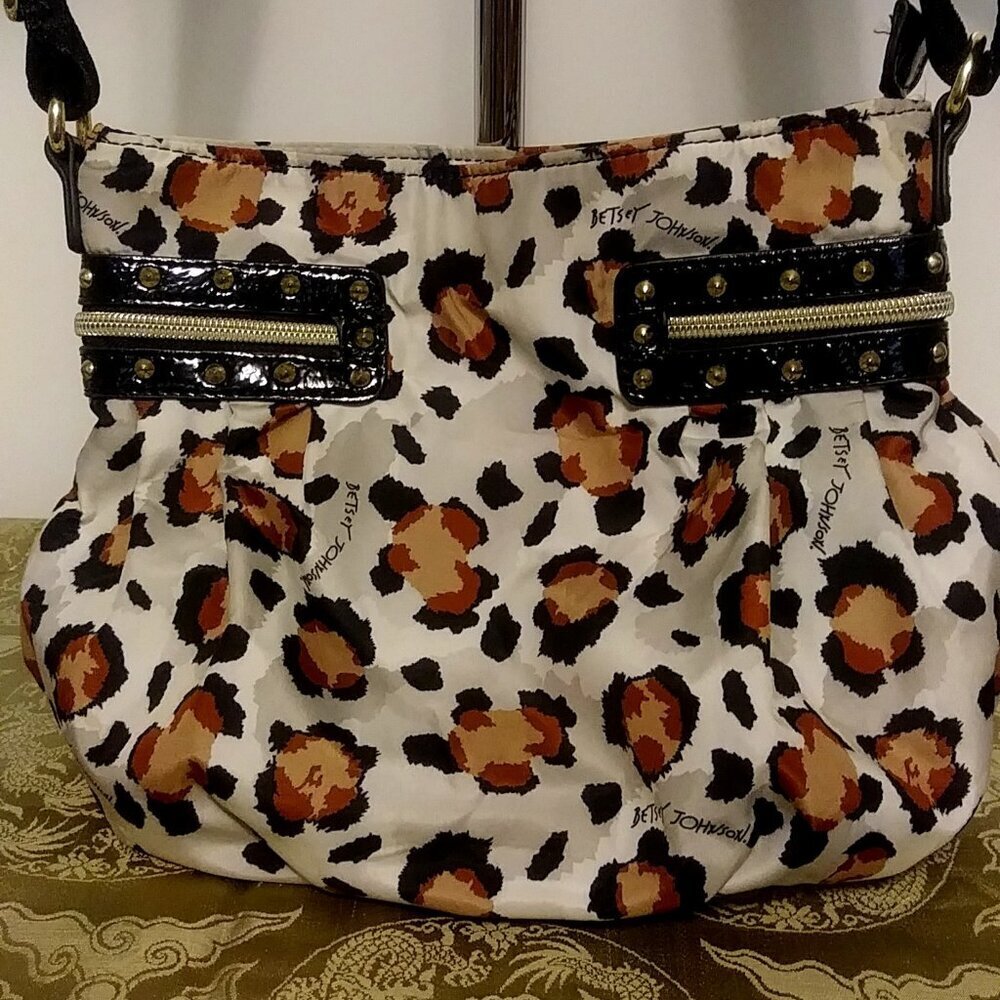 Betsey Johnson Cheetah/Leopard Print Bag/Purse with patent leather accents